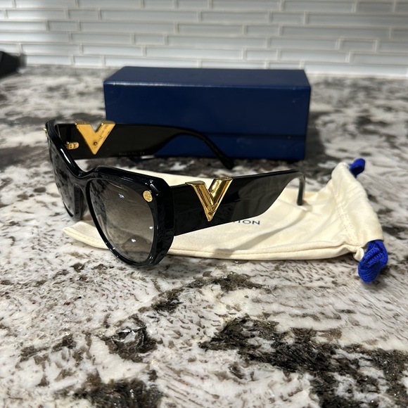 Almost like new LV glasses - Picture 5 of 6